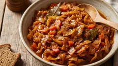 Kuinka valmistaa todella herkullista haudutettua kaalia: kokin vinkit